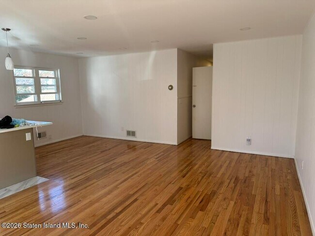Foto del edificio - 221 Midland Ave