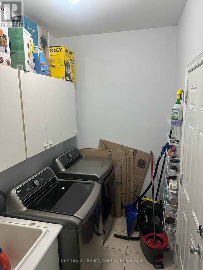 Building Photo - 3 Almond St