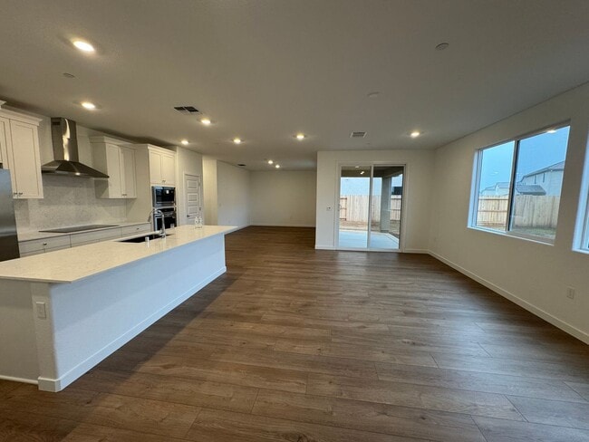 Foto del edificio - Charming New Home in Elk Grove, 4 bed / 3.5 bath!