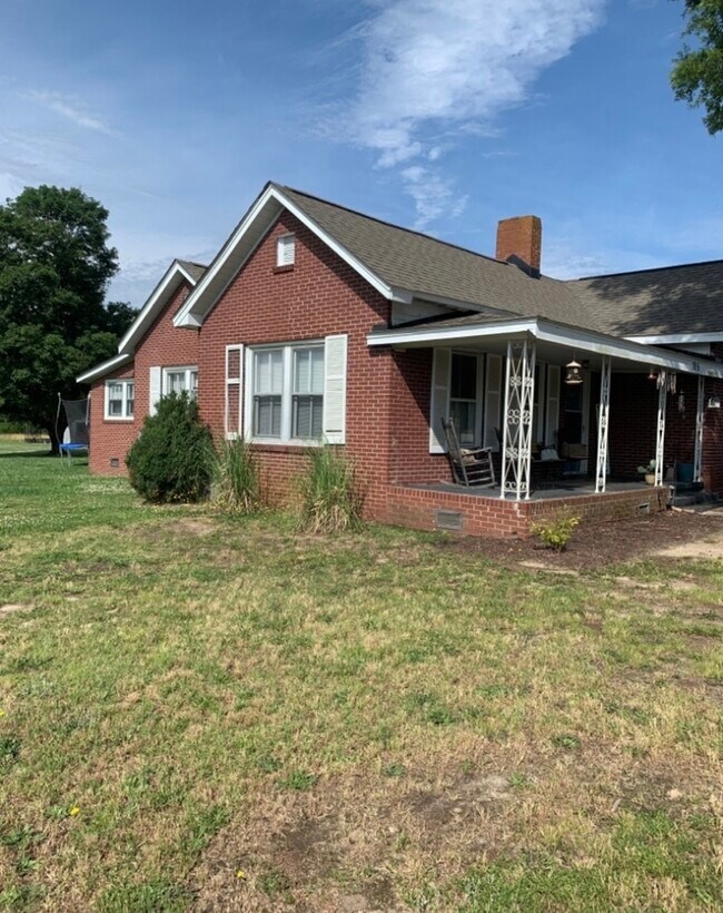 Building Photo - Spacious Pelzer Home