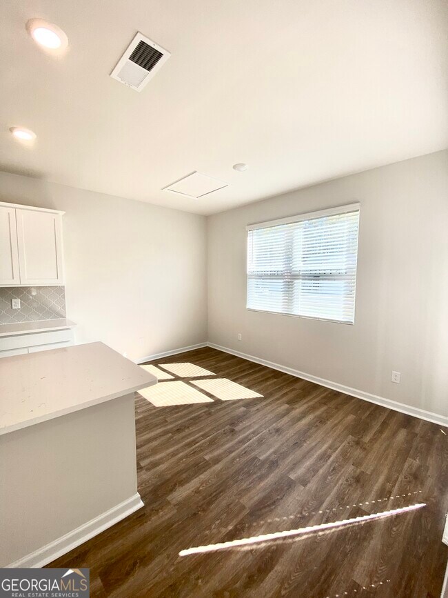 Building Photo - 256 Lauritsen Way