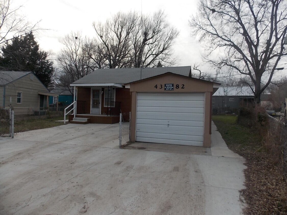 Primary Photo - 4382 E Wilma St