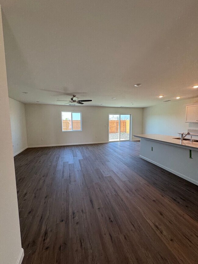 Foto del edificio - Brand New Construction Available now !