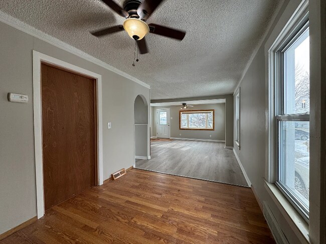 Building Photo - 84 W Kalama Ave