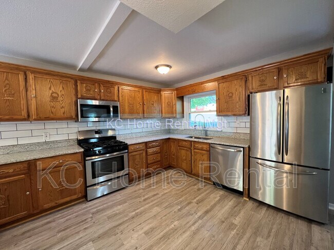 Building Photo - 4008 W 75th St