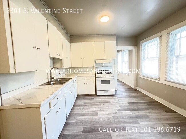 Building Photo - 2301 S Valentine St
