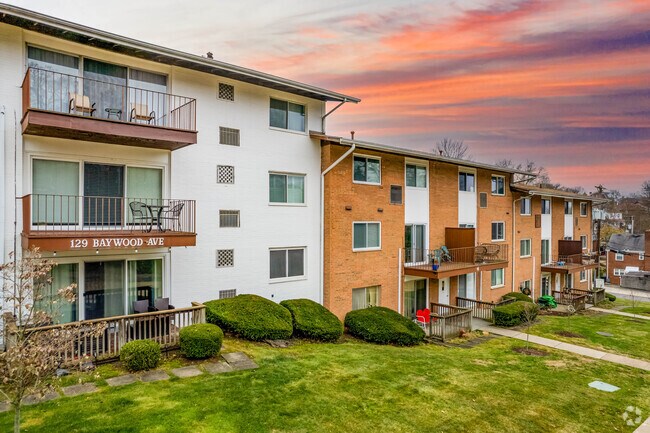 Foto del edificio - 129 Baywood Ave
