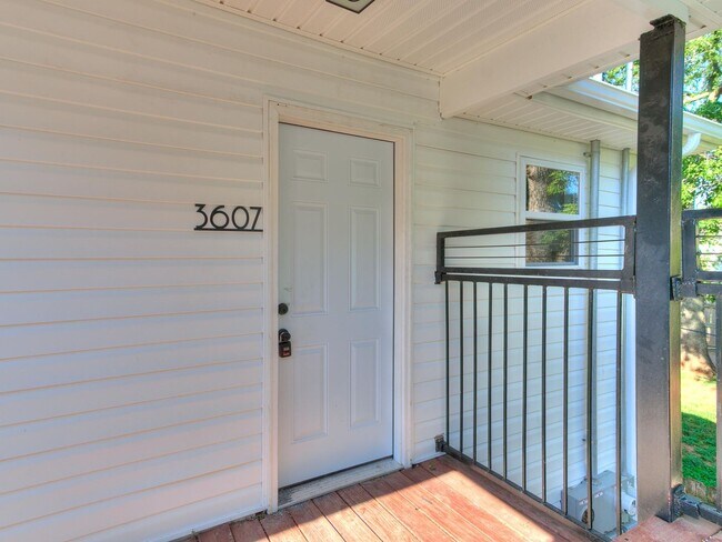 Foto del edificio - Newly Remodeled 2 Bed, 1 Bath Apt in Near The Paseo *MOVE IN SPECIAL!!