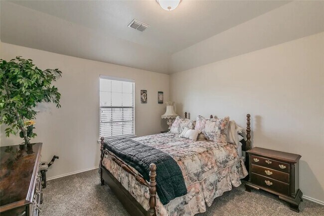 Building Photo - 3006 Pinecrest Dr