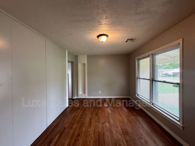 Building Photo - 3409 Willow Creek Dr