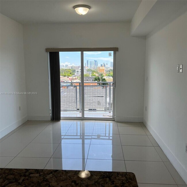 Foto del edificio - 2300 NW 7th St