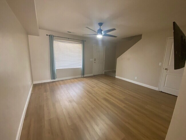 Foto del edificio - End Unit Townhome with 3 beds 2.5 baths.