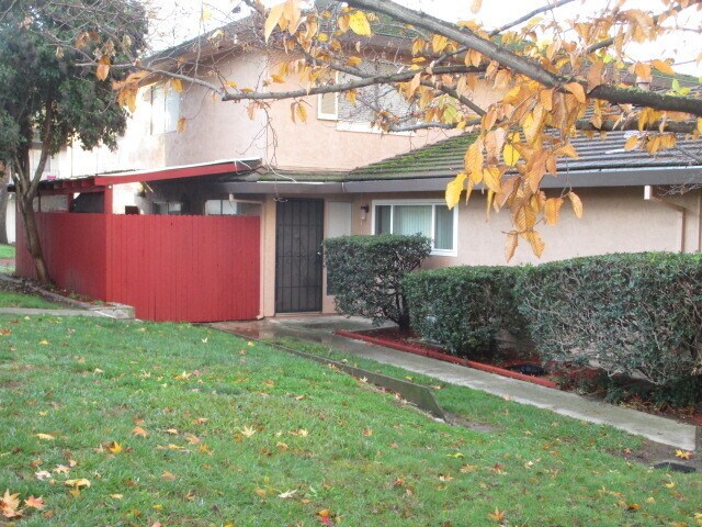 Foto principal - Townhouse condo Hillsdale Oaks