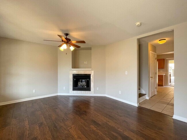 Foto del edificio - Spacious Two-Bedroom Townhouse in West Ash...