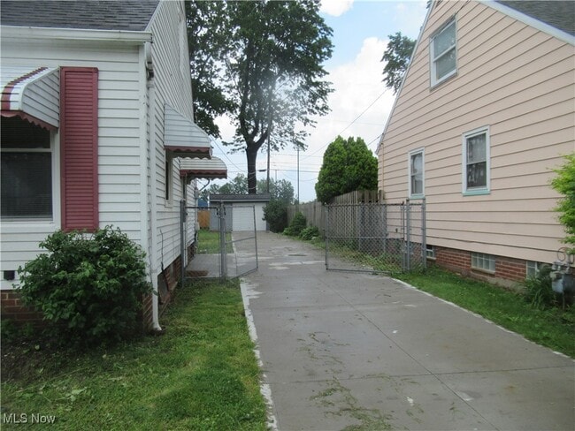 Building Photo - 1329 Craneing Rd