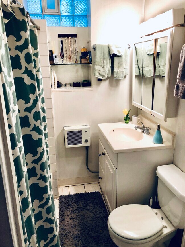 Bathroom - 2135 W Thomas St
