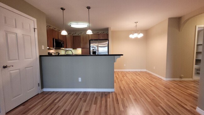 Foto del edificio - Central Location -  Plenty of Amenities