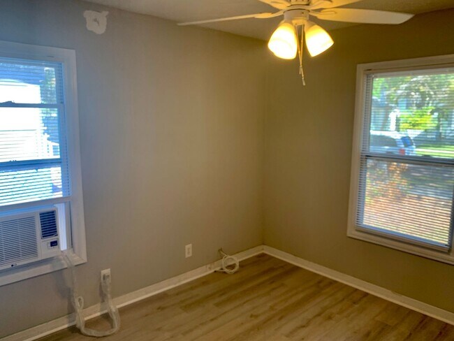 Foto del edificio - 2 BED 1  BATH DUPLEX MINUTES FROM DOWNTOWN ST PETERSBURG!