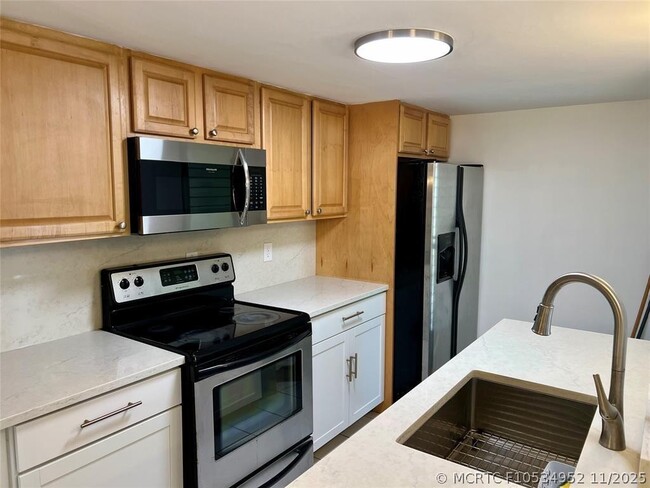 Building Photo - 2840 NE 33rd Ct