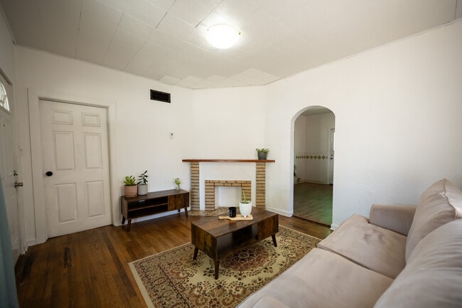 Foto del edificio - 2120 E Evans Ave