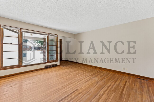 Building Photo - 2242 S Ridgewood Dr
