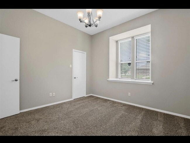 Building Photo - 3 Bedroom 2 Bath Single Family Home in Dallas
