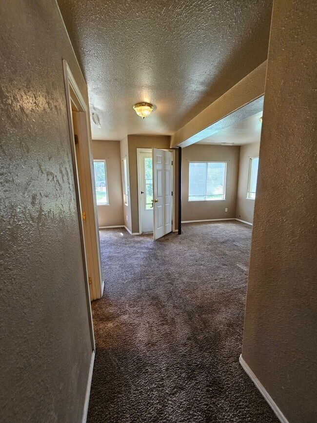 Building Photo - $1111 | 1BR/1BA | Cozy Lower Duplex Unit i...