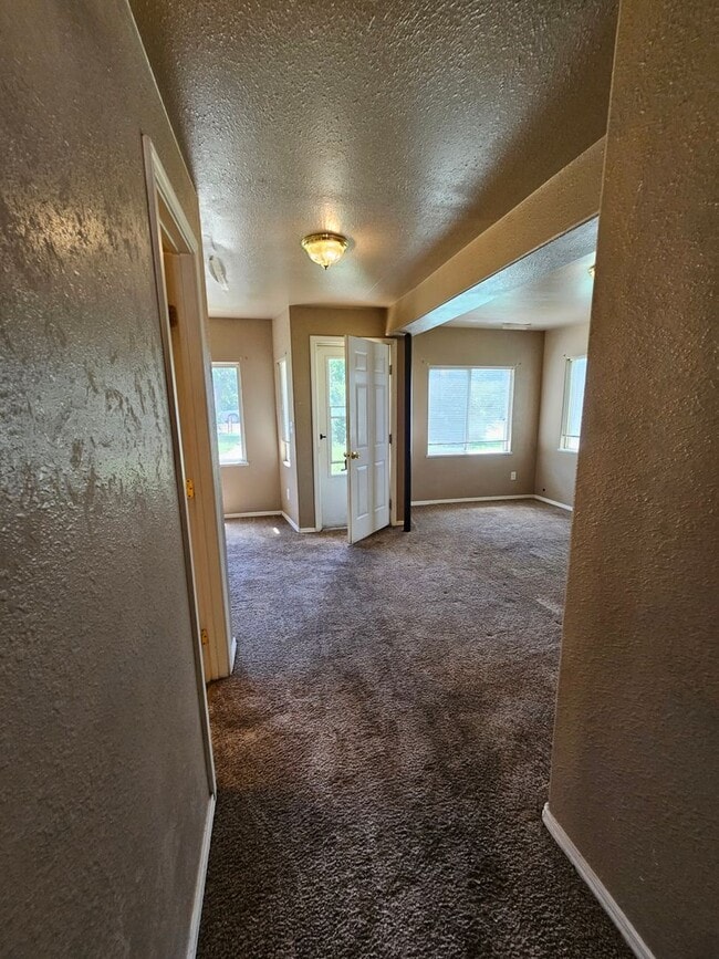 Building Photo - $1111 | 1BR/1BA | Cozy Lower Duplex Unit in Fountain Valley