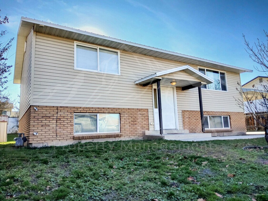 Primary Photo - Lovely 4 BR Home in West Valley