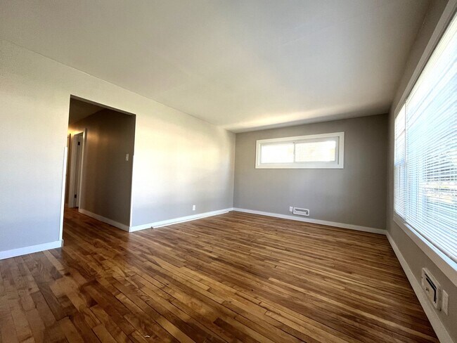 Building Photo - 8919 W Hampton Ave