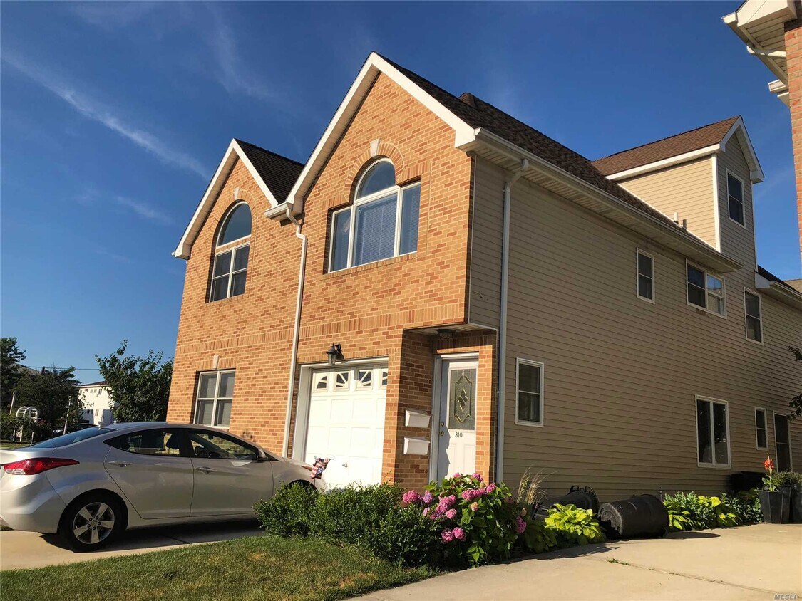 310 Roosevelt Blvd Unit Upper, Long Beach, NY 11561 Apartment for