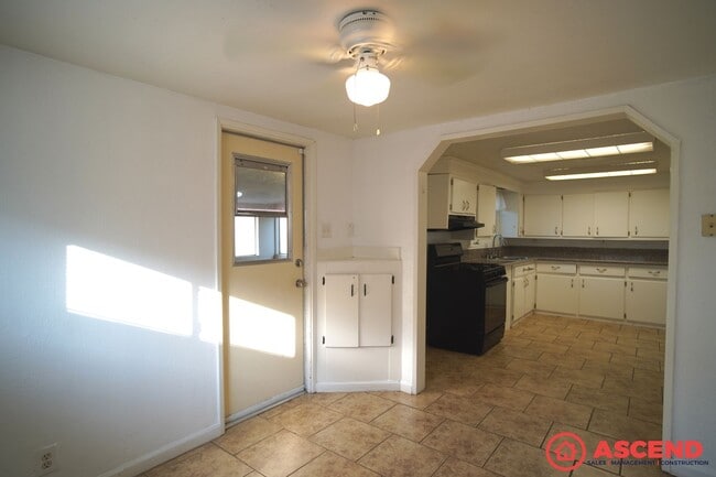 Building Photo - 3 bedroom Home in Oildale!