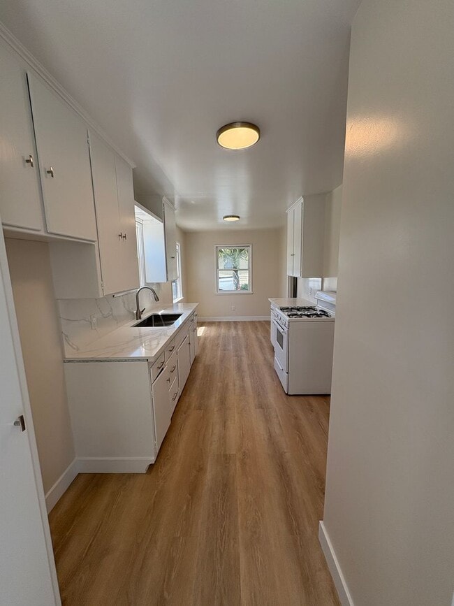 Building Photo - 1+1 Cozy Cottage above Ventura College wit...