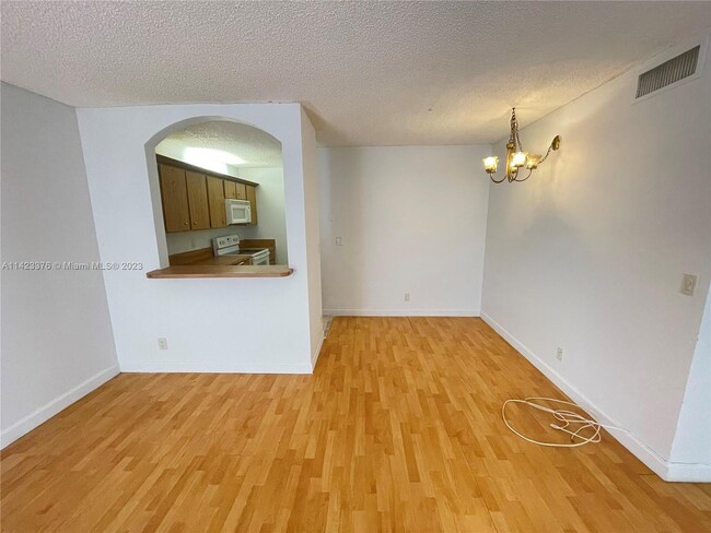 Building Photo - 812 Twin Lakes Dr