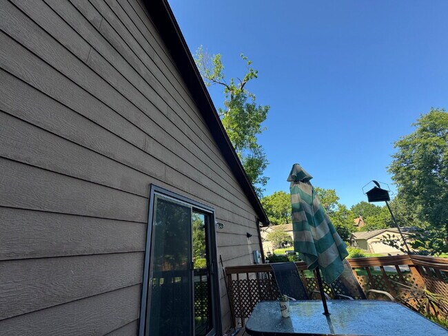 Foto del edificio - Charming 4-Bed Lakeville Home with Spacious 2000 Sq Ft & Gleaming Neighborhood!"