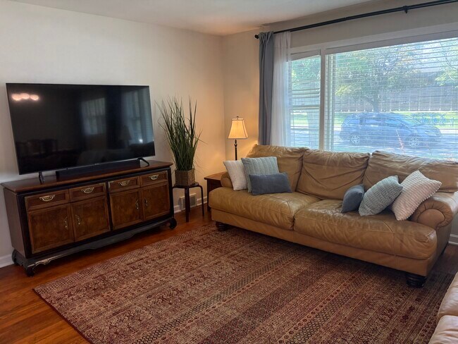 Sala de estar - 319 Dodge Ave