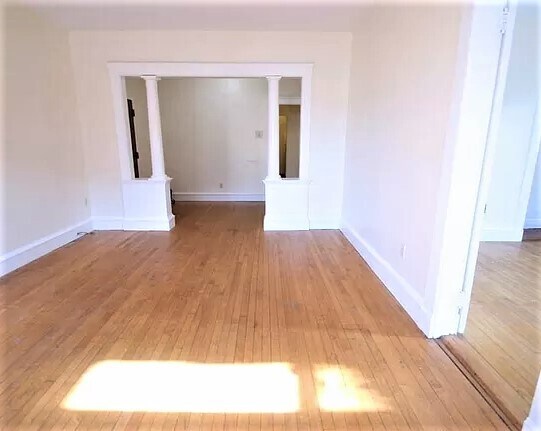 bright, large open living area - 366 Centre St