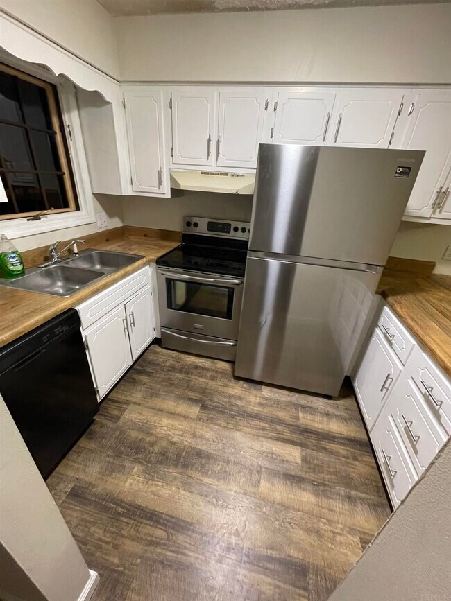Foto del edificio - 528 Villa Park Ct