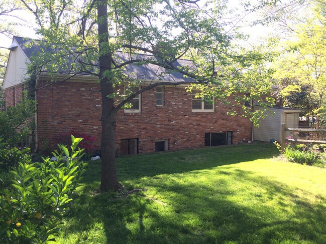 Foto del edificio - 2710 Valley Dr