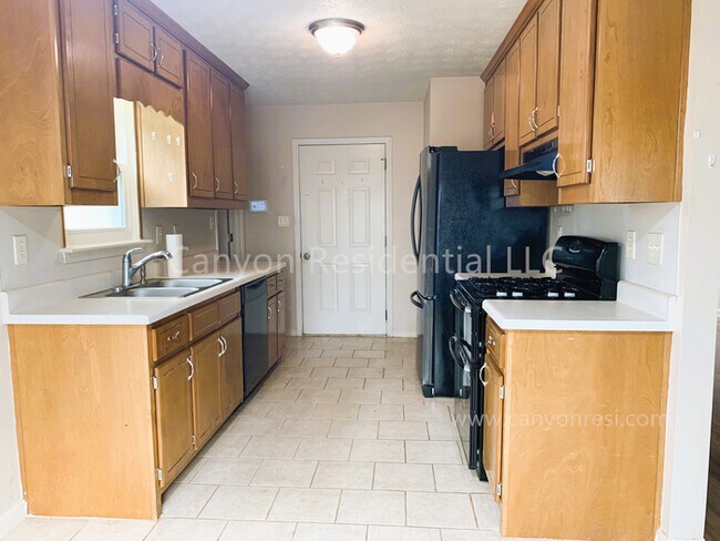 Building Photo - Beautiful 3b Room!Move in ready!