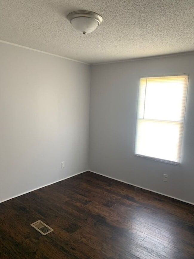 Building Photo - 259 Casual Dr