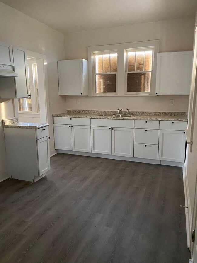 Building Photo - 221 Main St