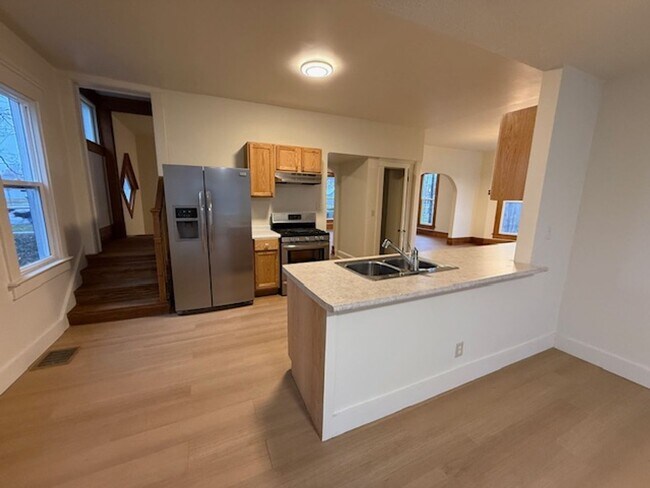 Foto del edificio - Renovated 3-Bedroom, 2-Bathroom Home For Rent in Historic Downtown Bristol