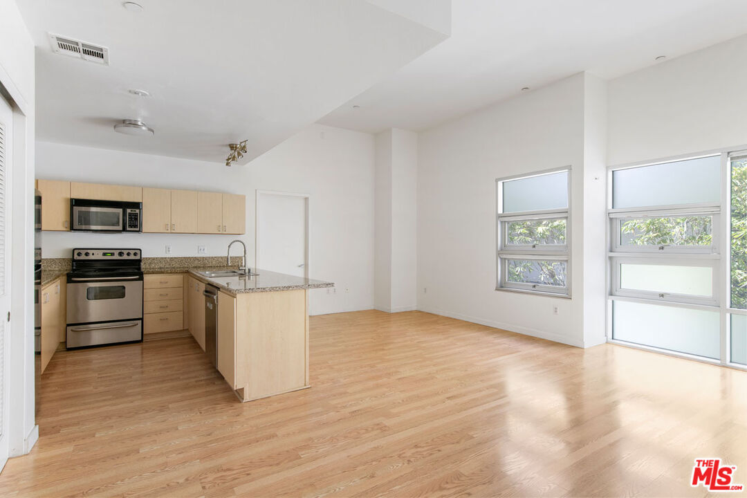 Primary Photo - 630W W 6th St