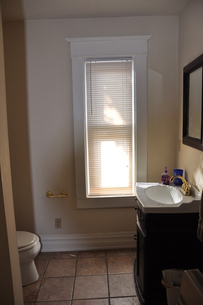 Building Photo - STUDENTS ~ Now Pre-Leasing for Fall Semest...