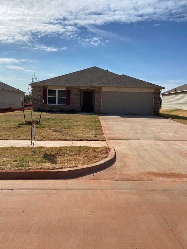 Building Photo - *Start 2026 Strong with FREE rent!* Three Bedroom | Two Bathroom Home in Mustang Farms