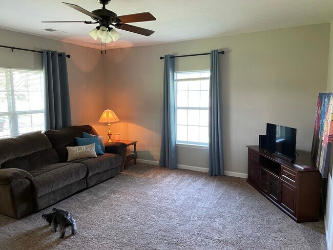 Living room - 8161 Coles Ferry Pike