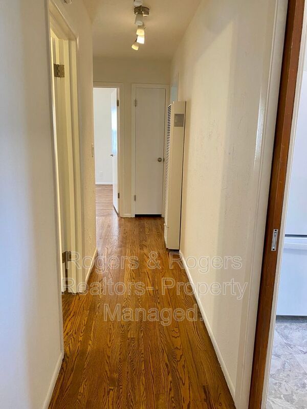 Building Photo - 283 Tyrella Ave