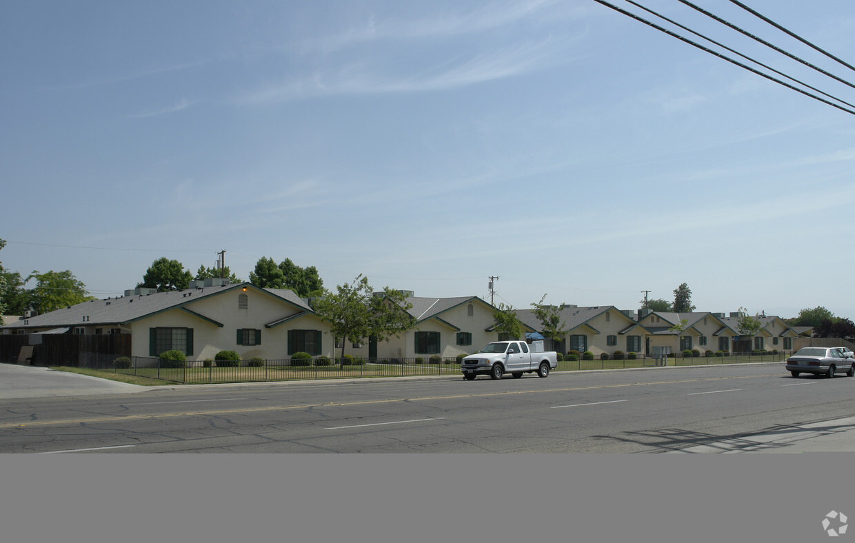 Building Photo - 752-836 E Dinuba Ave