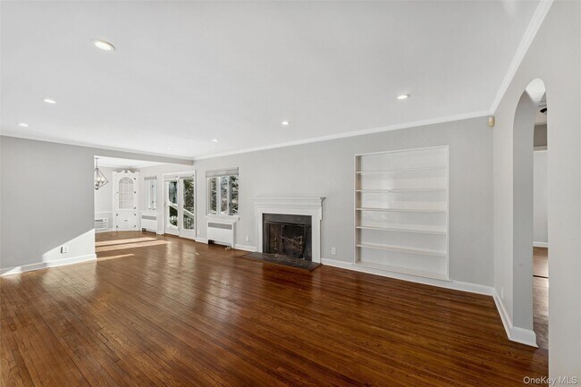 Foto del edificio - 232 Round Hill Rd